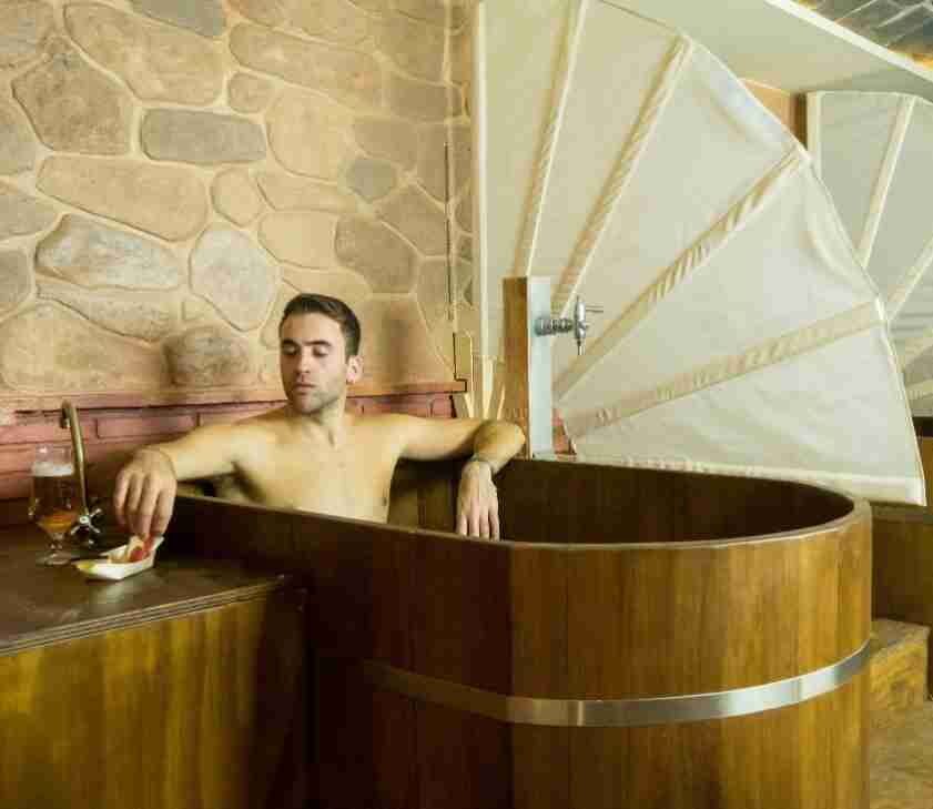 hombre en un spa beer spa tenerife