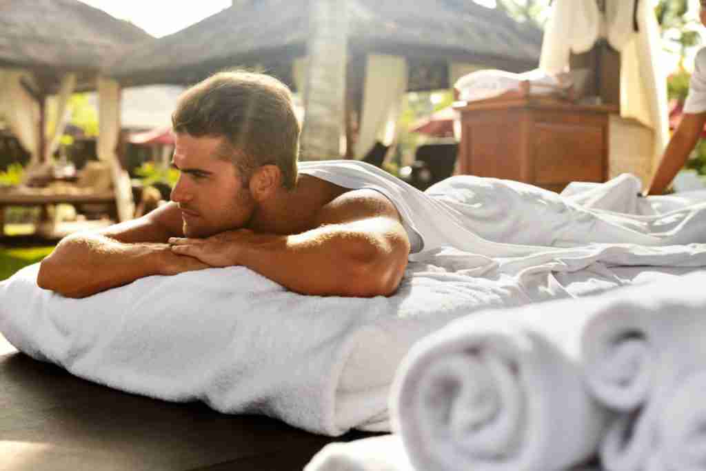 tophotelspa hombre en un spa