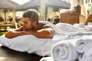 tophotelspa hombre en un spa