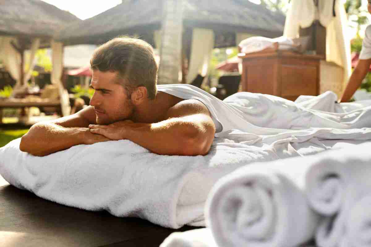 tophotelspa hombre en un spa